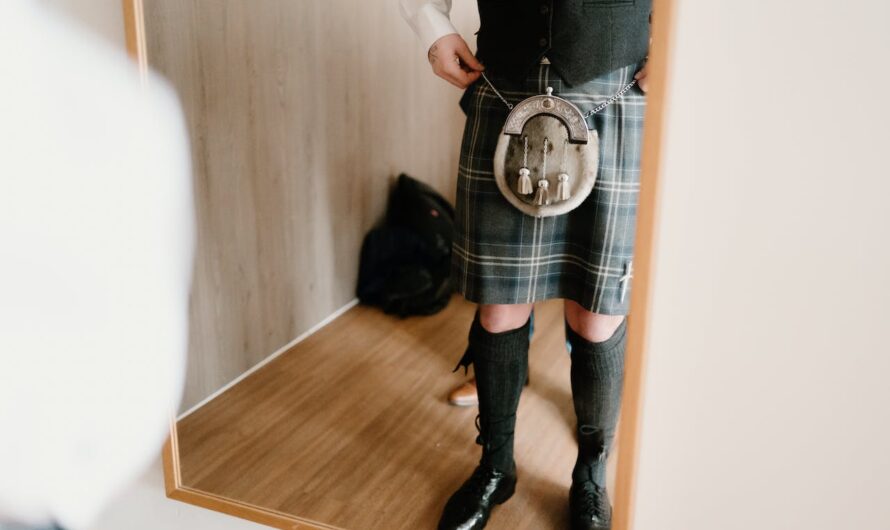 Sublimez votre look avec ces accessoires incontournables pour un pantalon écossais